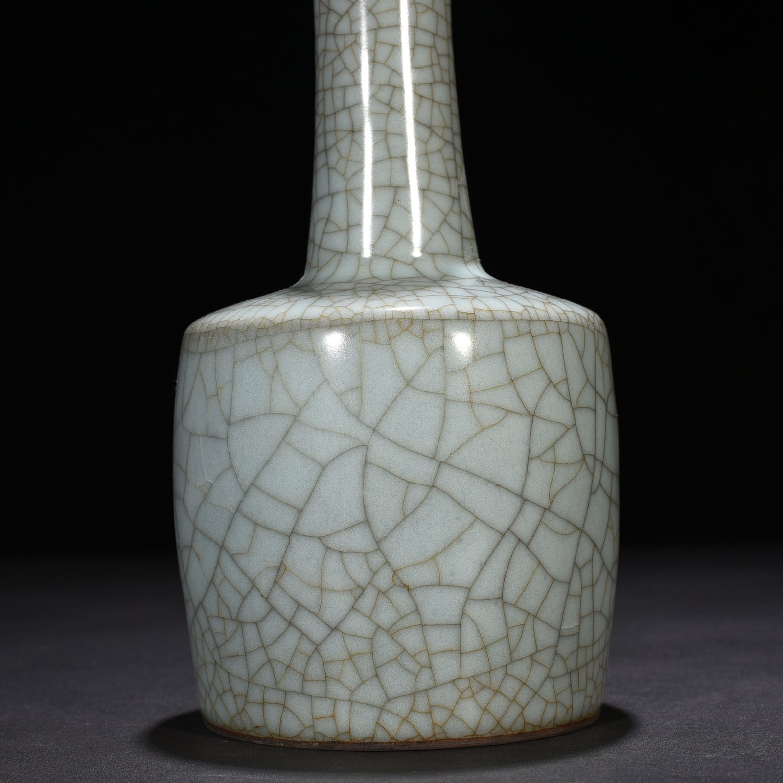 Song Dynasty official kiln celadon paper mallet vase