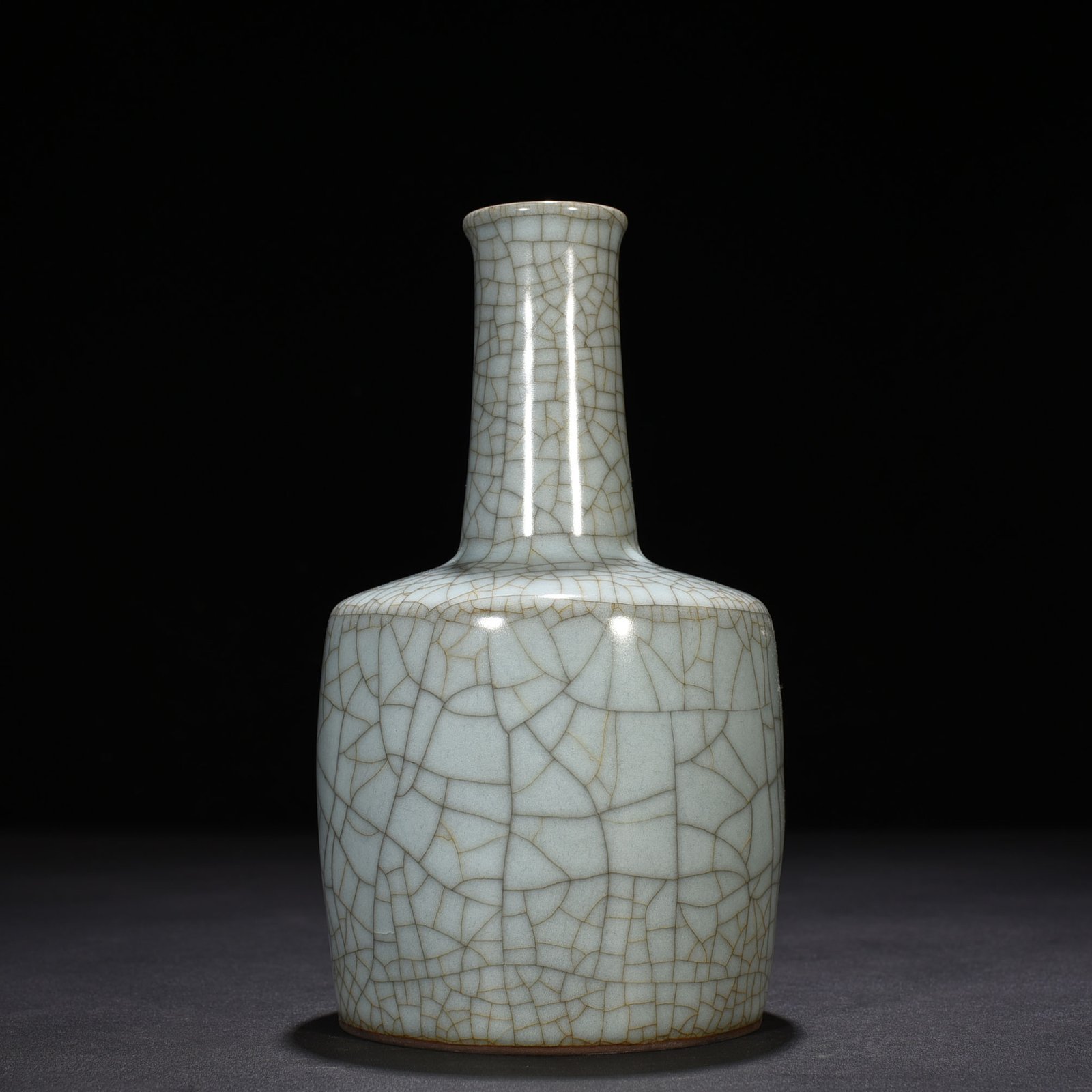 Song Dynasty official kiln celadon paper mallet vase
