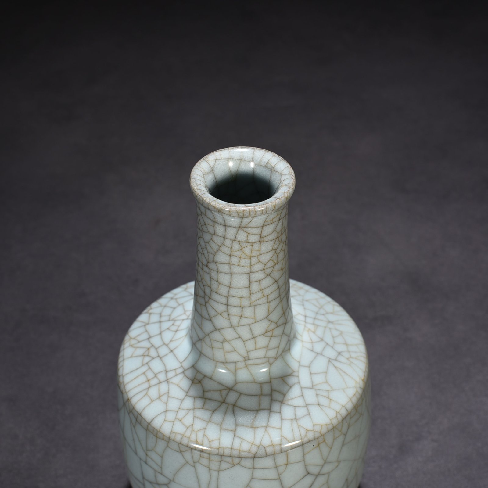 Song Dynasty official kiln celadon paper mallet vase