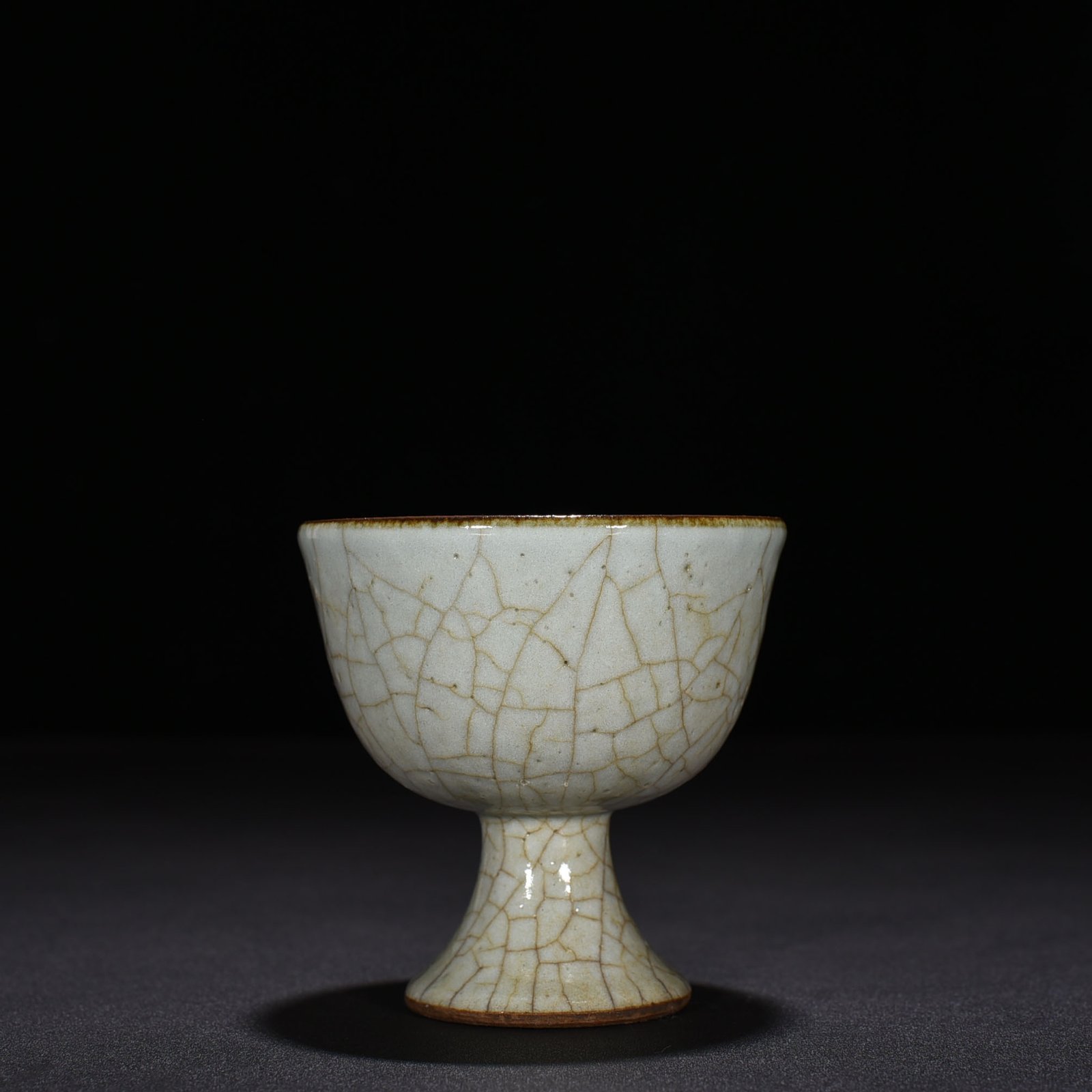 Song Dynasty Guan kiln tall bowl