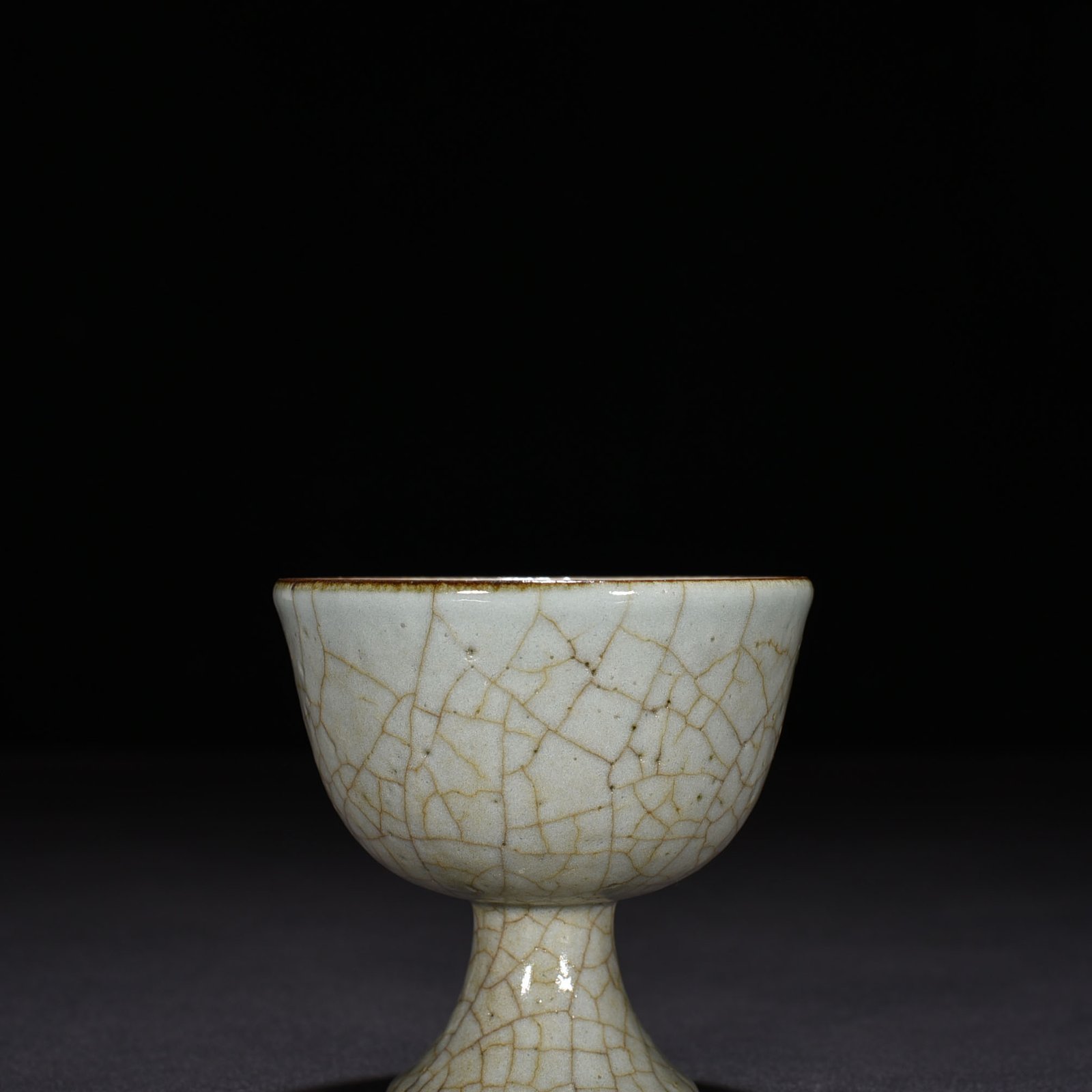 Song Dynasty Guan kiln tall bowl