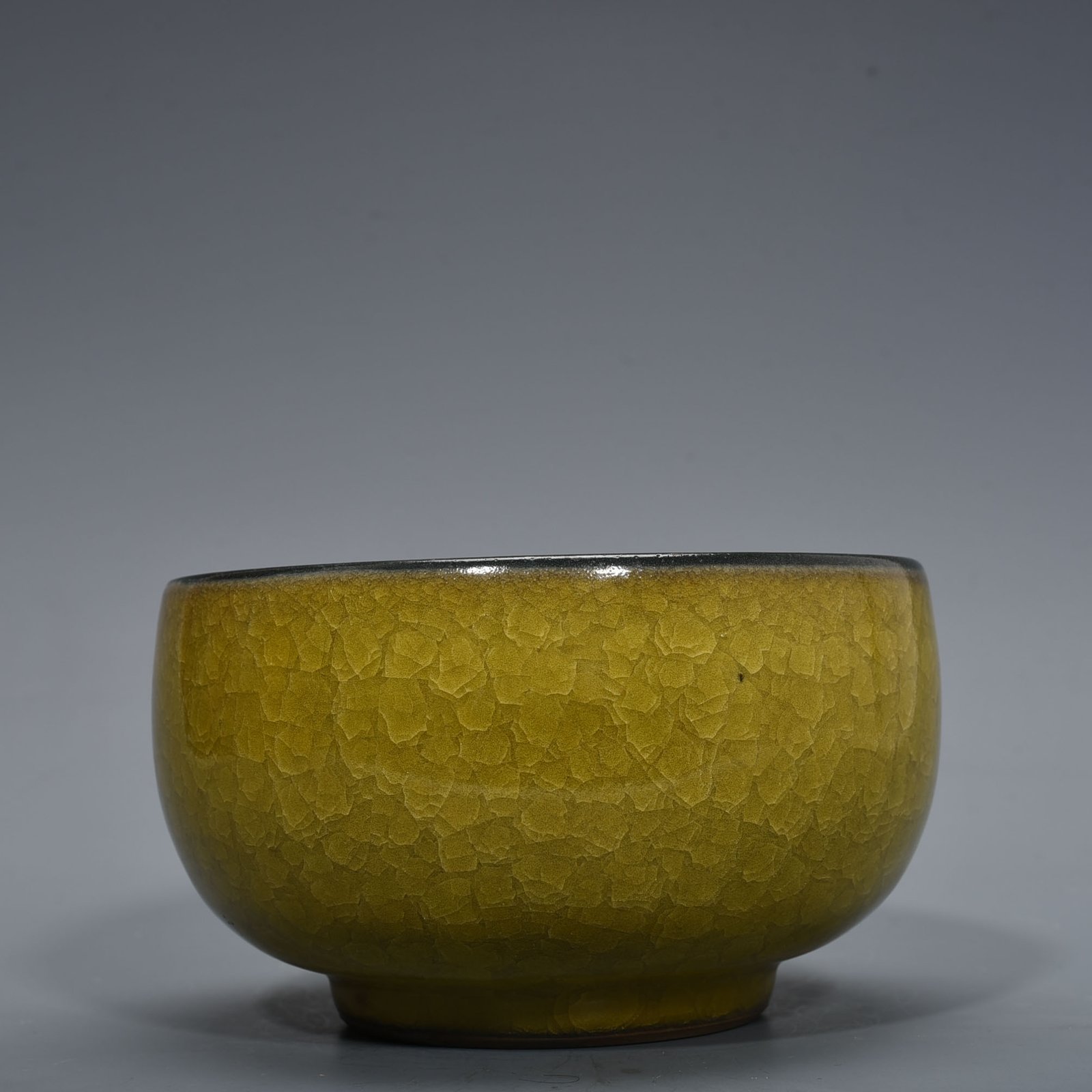 Song Dynasty official kiln yellow glaze ice cracked Arhat bowl