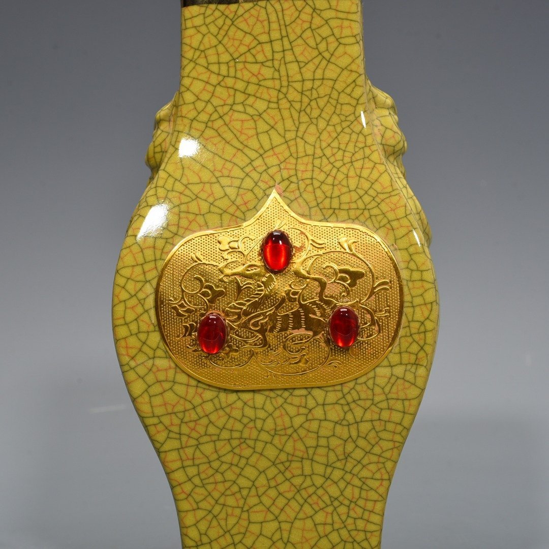 Song Dynasty official kiln yellow glaze square vase
