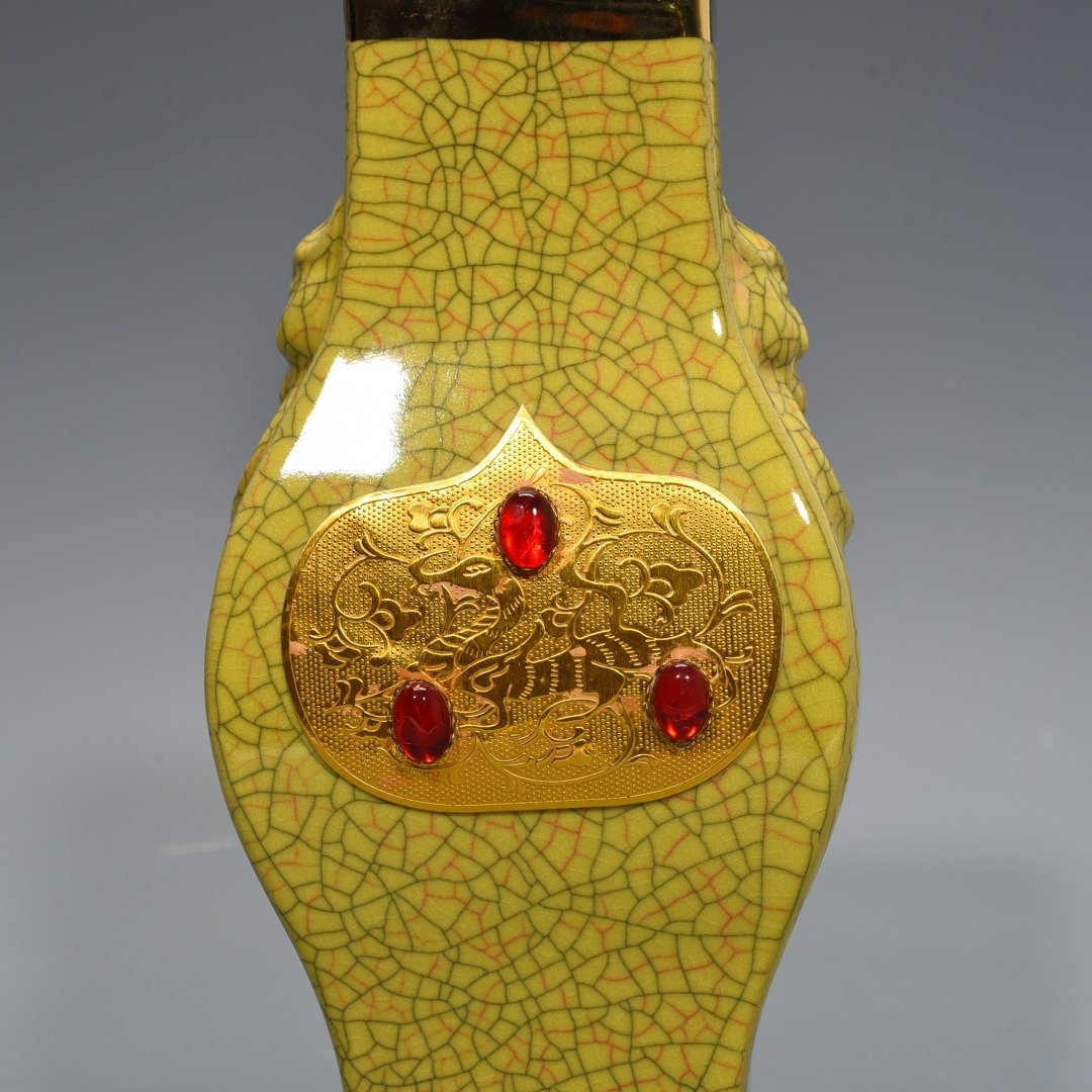 Song Dynasty official kiln yellow glaze square vase