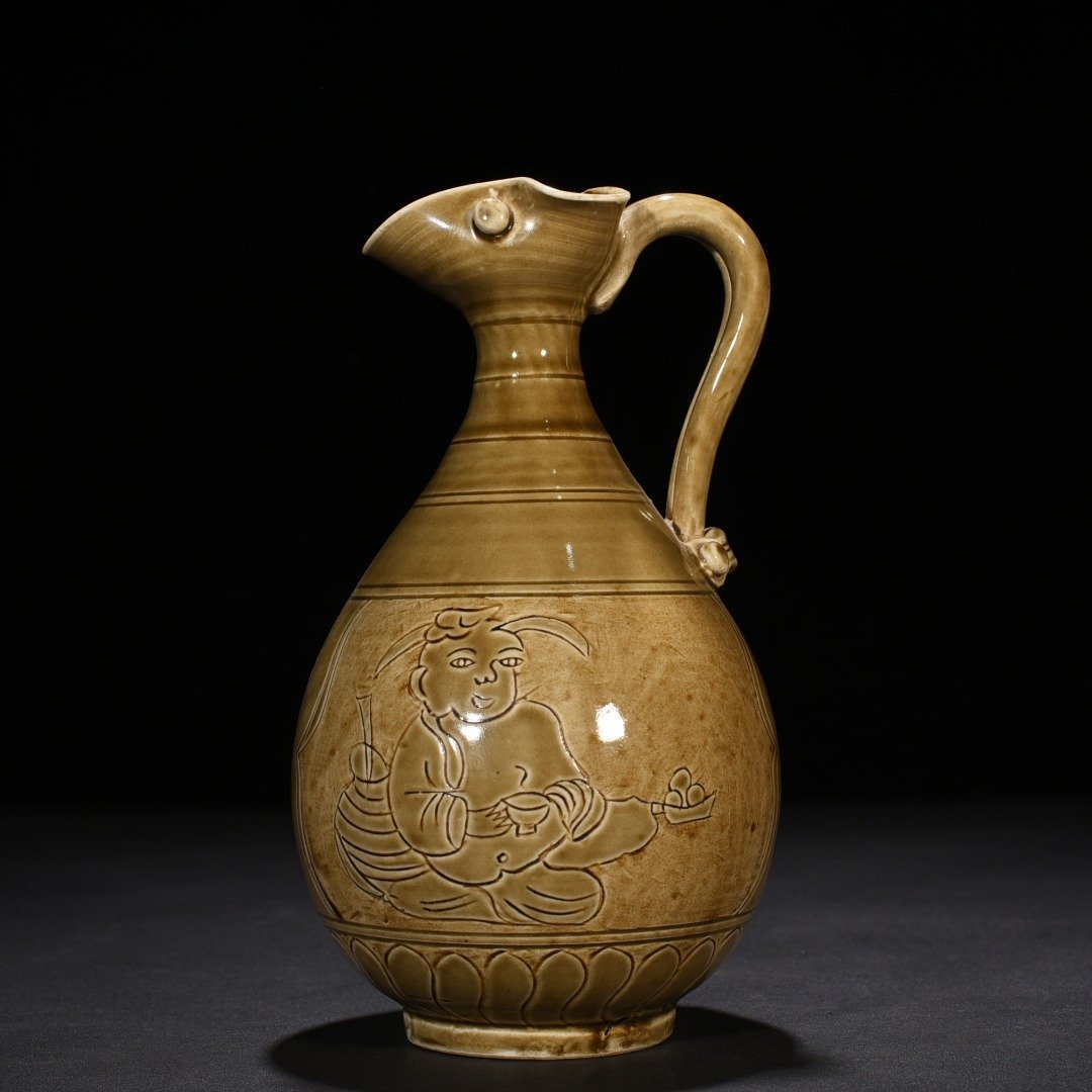Song Dynasty Ding kiln engraved figure pattern holding pot
