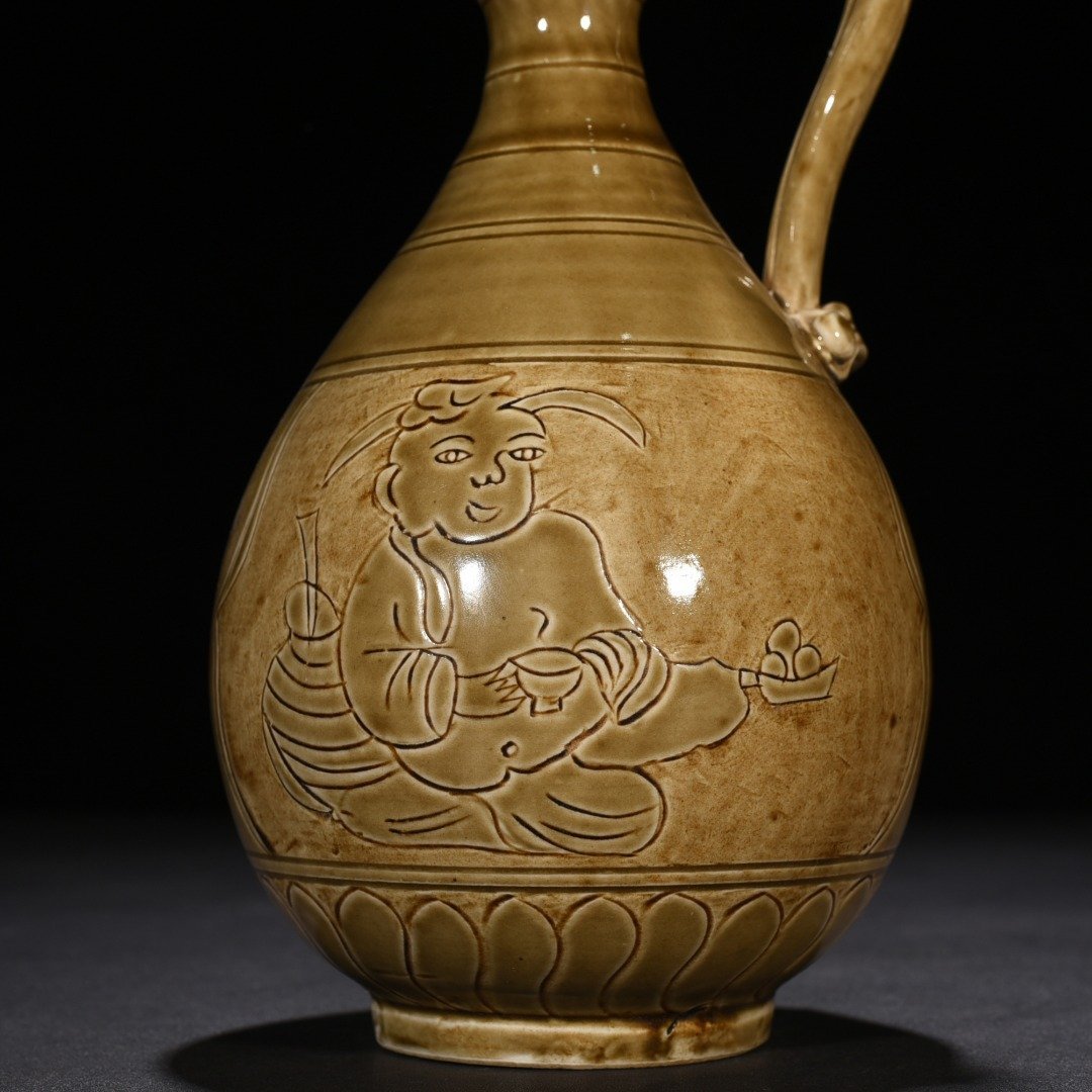Song Dynasty Ding kiln engraved figure pattern holding pot