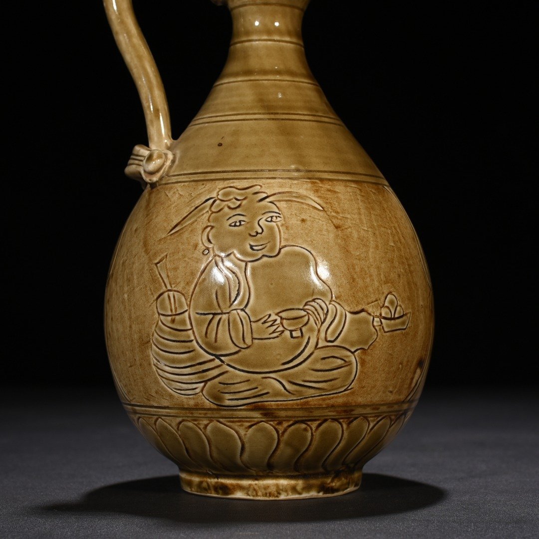 Song Dynasty Ding kiln engraved figure pattern holding pot