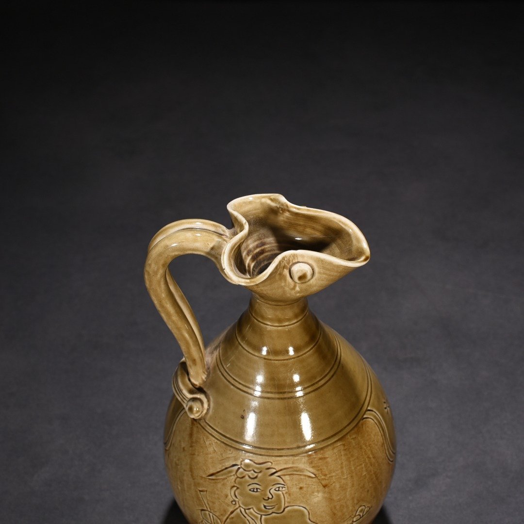 Song Dynasty Ding kiln engraved figure pattern holding pot