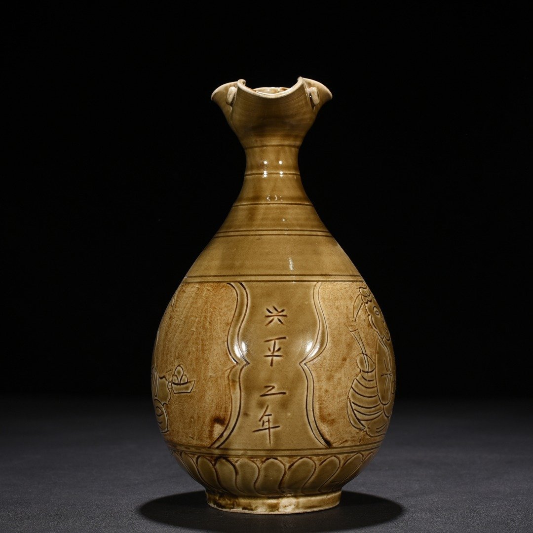 Song Dynasty Ding kiln engraved figure pattern holding pot