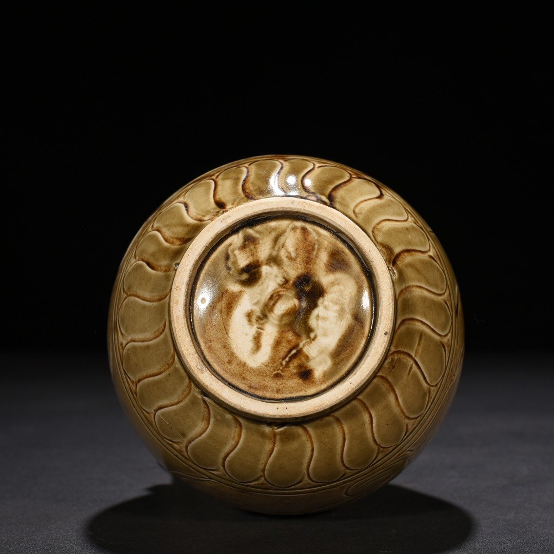 Song Dynasty Ding kiln engraved figure pattern holding pot