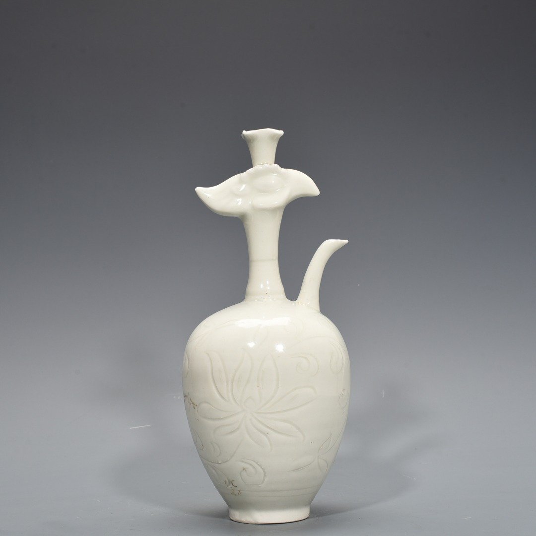 Song Dynasty Ding kiln engraved imperial inscription phoenix head pot
