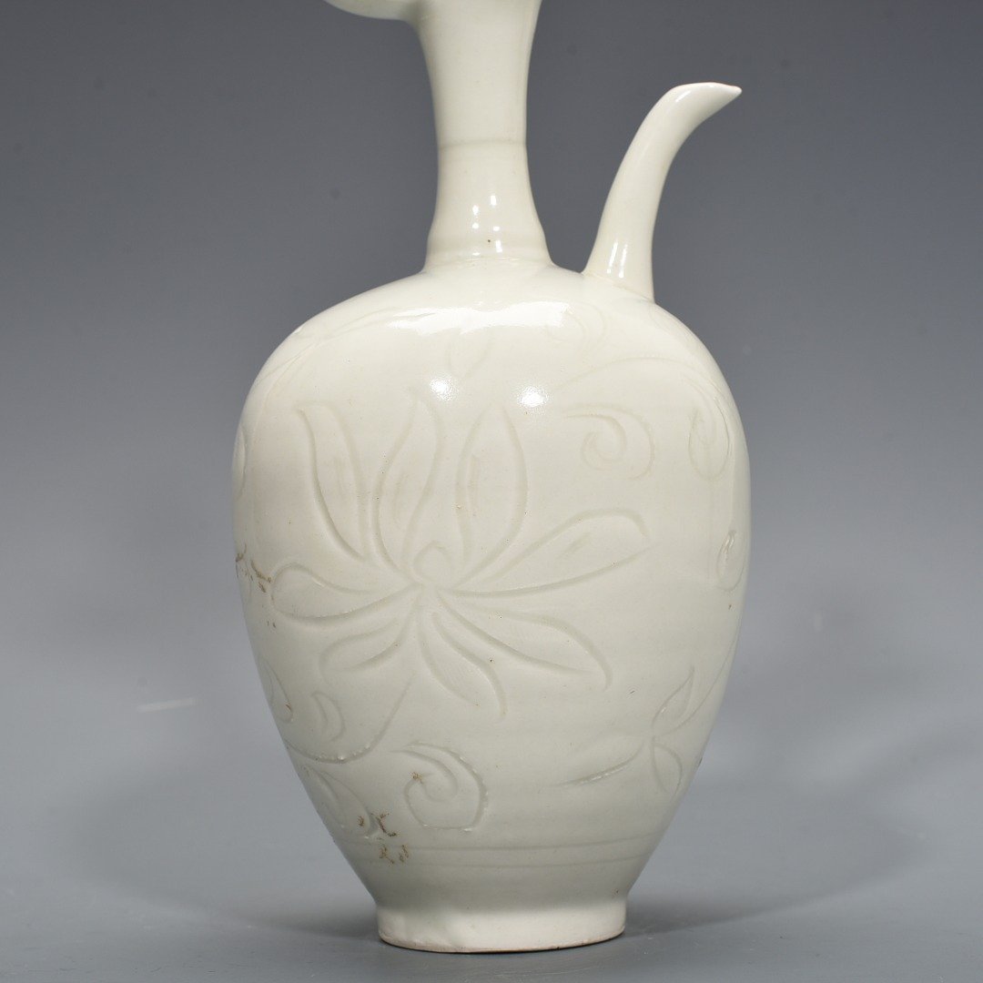 Song Dynasty Ding kiln engraved imperial inscription phoenix head pot