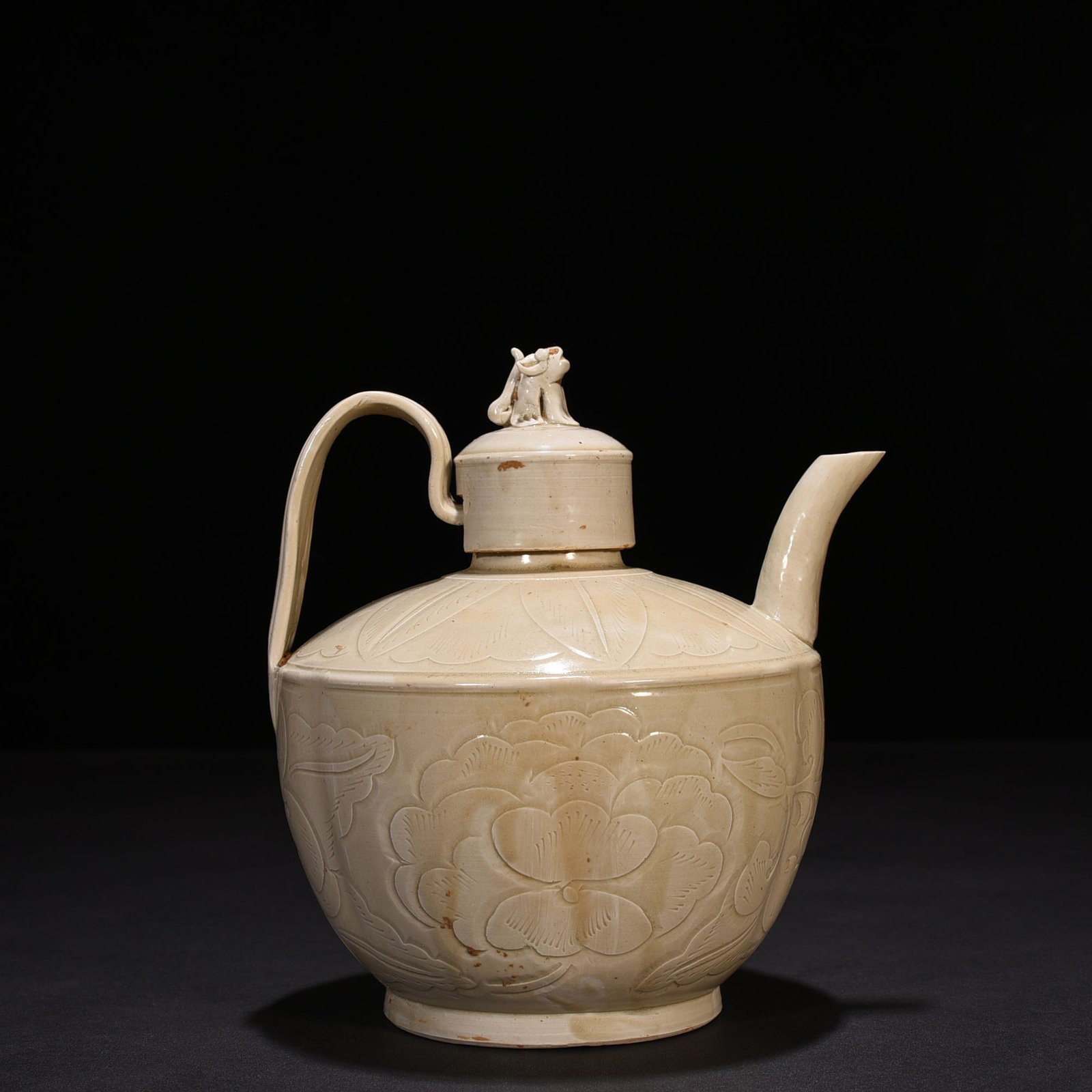 Song Dynasty Ding kiln carved peony pattern