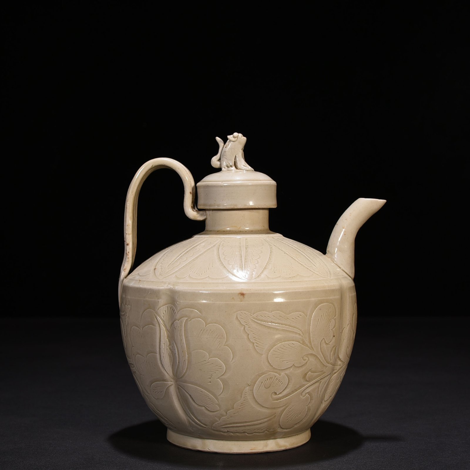 Song Dynasty Ding kiln carved peony pattern