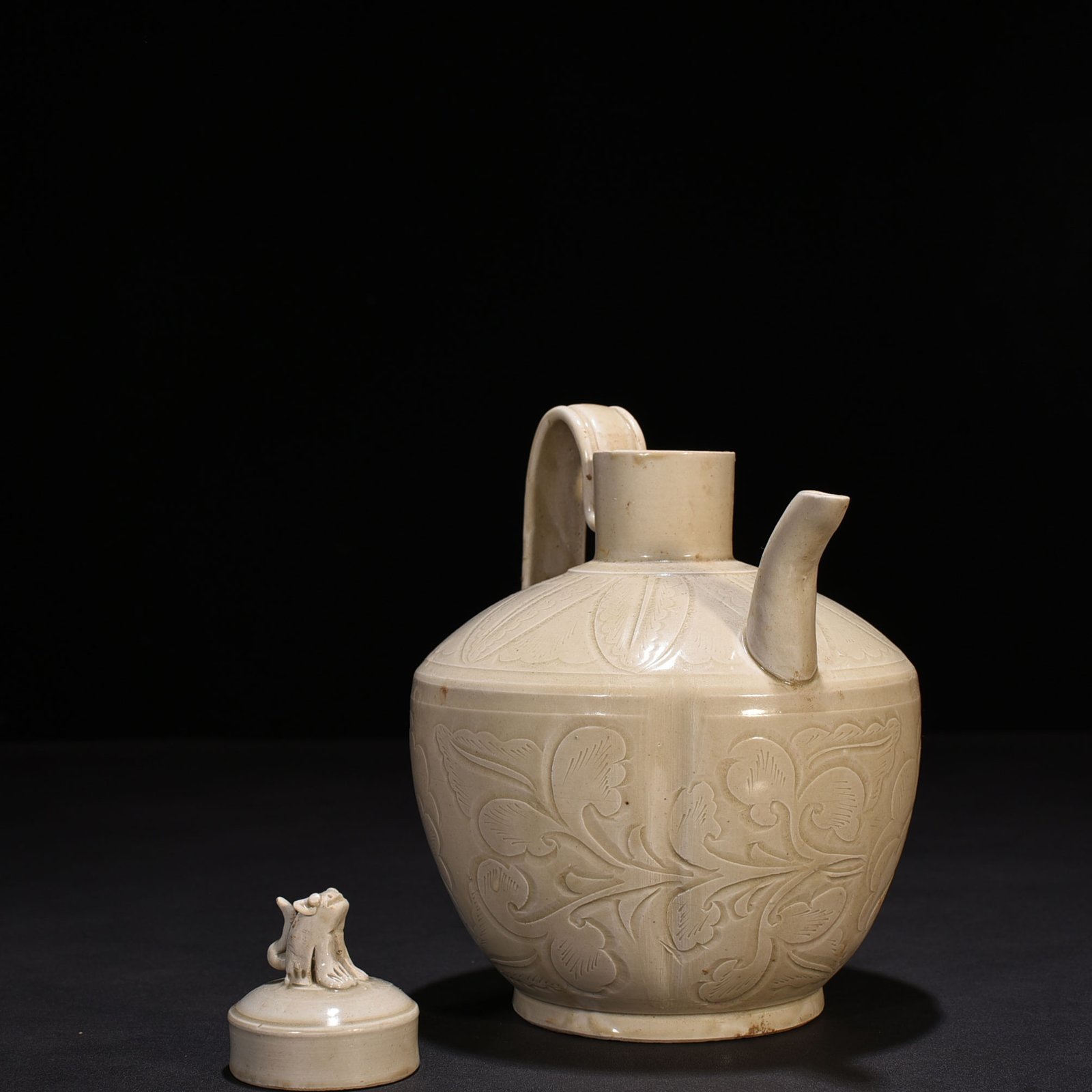 Song Dynasty Ding kiln carved peony pattern