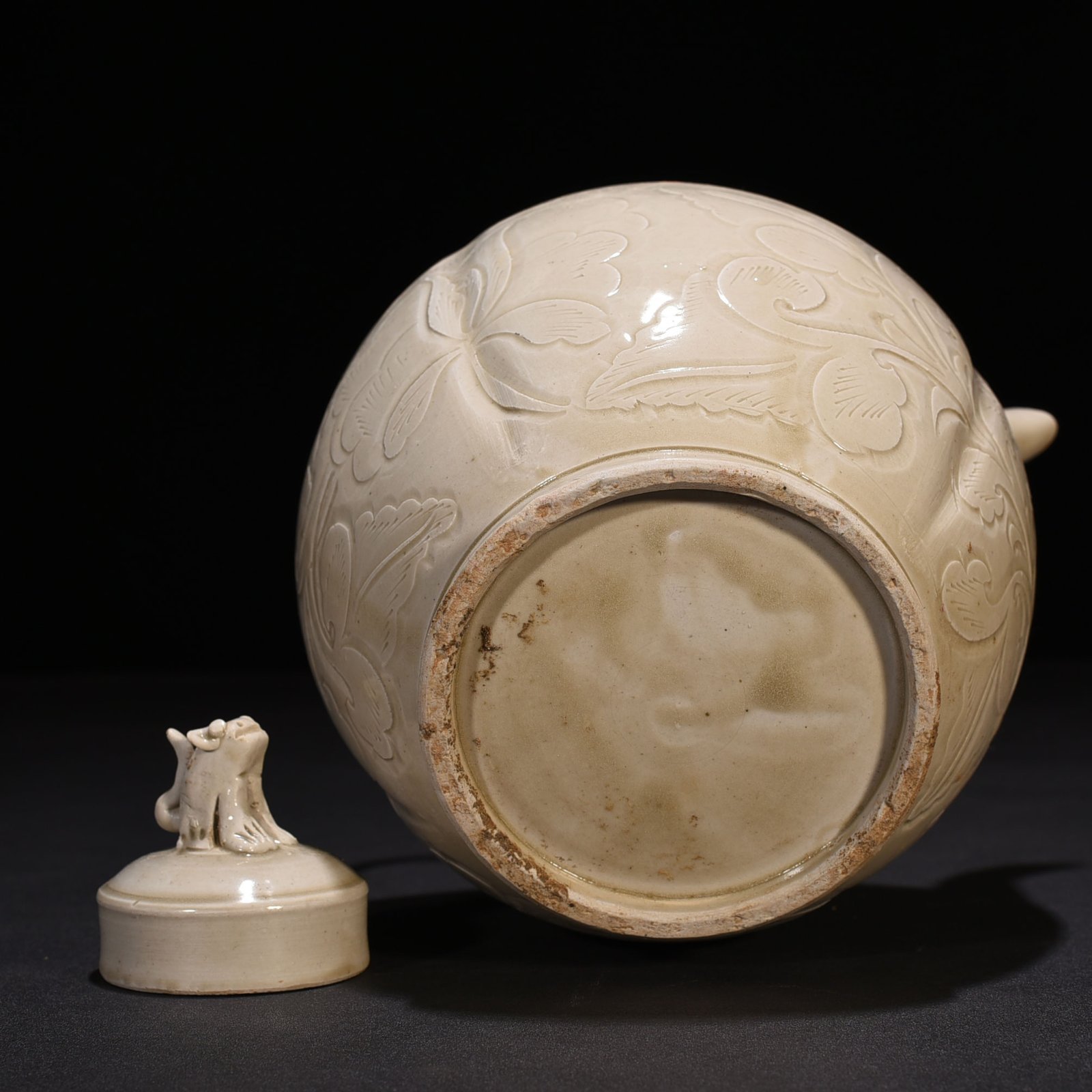 Song Dynasty Ding kiln carved peony pattern