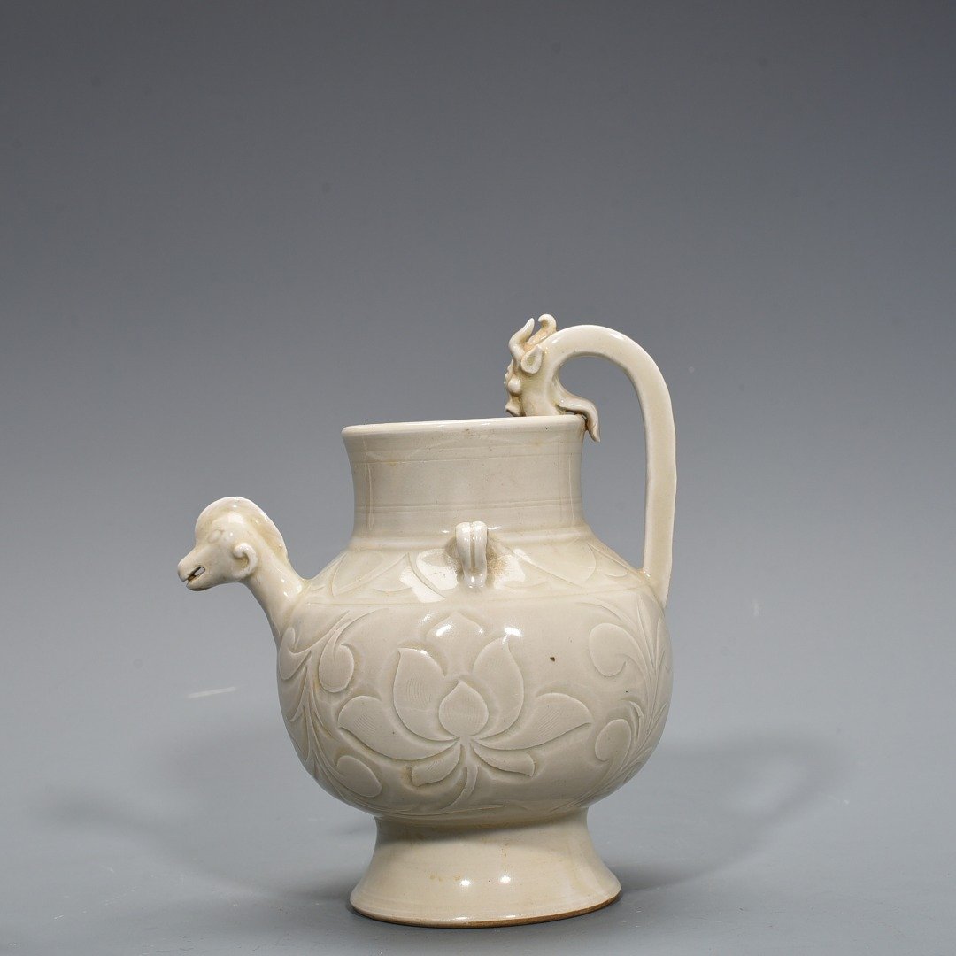 Song Dynasty Ding kiln carved chicken head pot