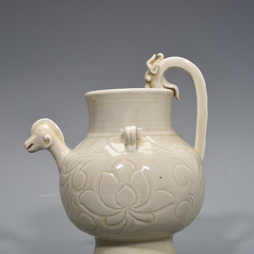 Song Dynasty Ding kiln carved chicken head pot
