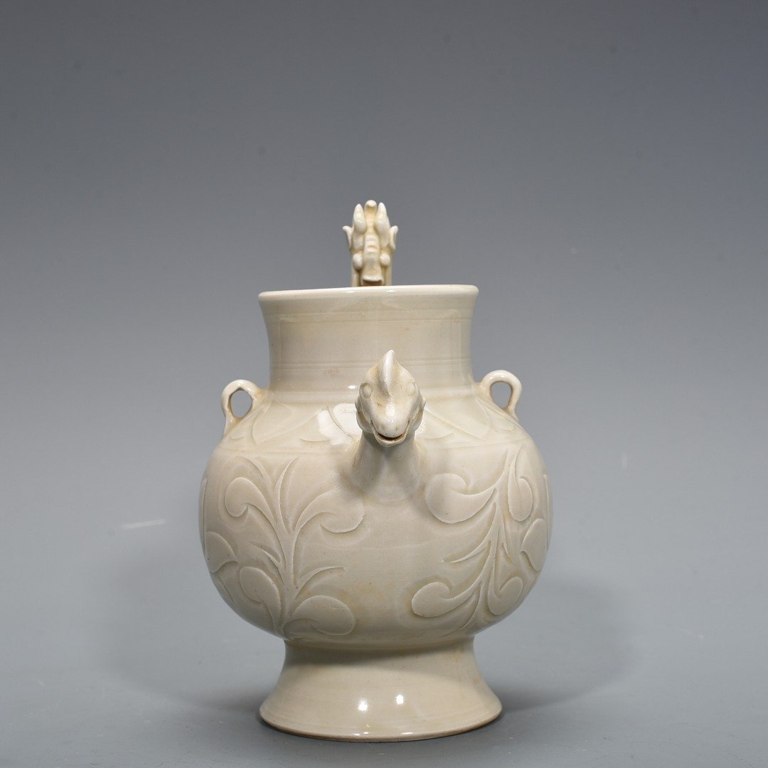Song Dynasty Ding kiln carved chicken head pot
