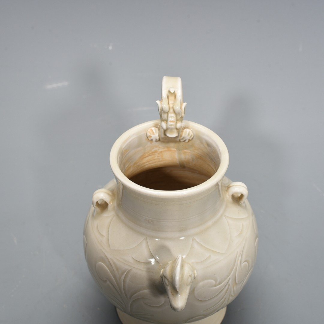Song Dynasty Ding kiln carved chicken head pot
