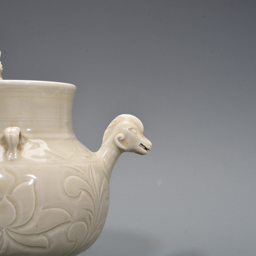 Song Dynasty Ding kiln carved chicken head pot