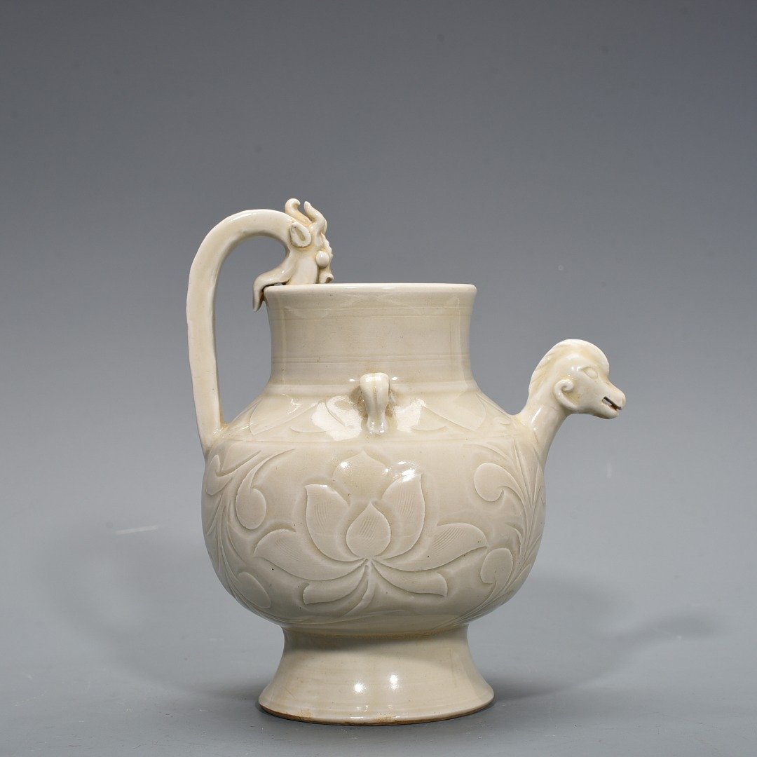 Song Dynasty Ding kiln carved chicken head pot