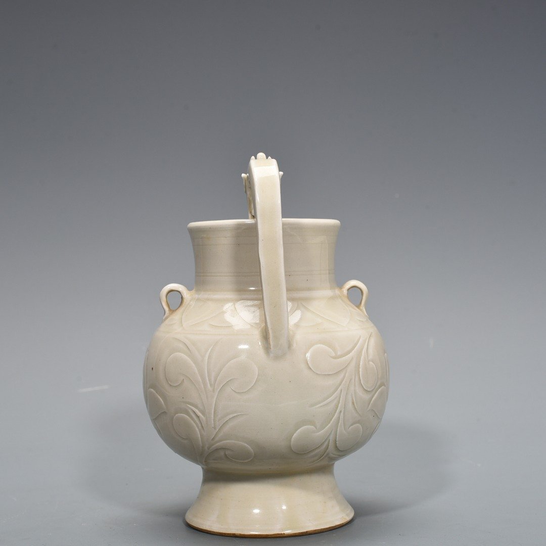 Song Dynasty Ding kiln carved chicken head pot