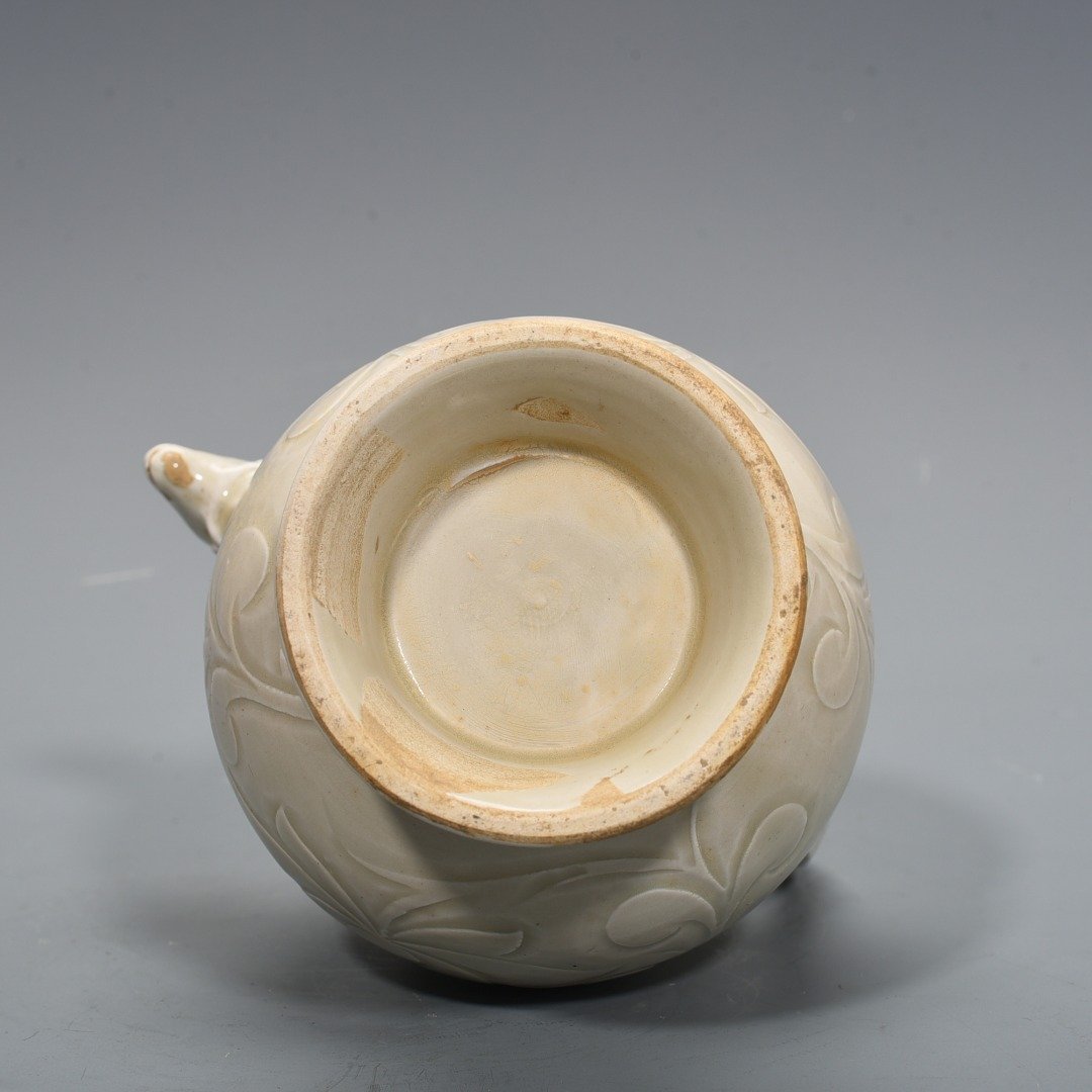 Song Dynasty Ding kiln carved chicken head pot