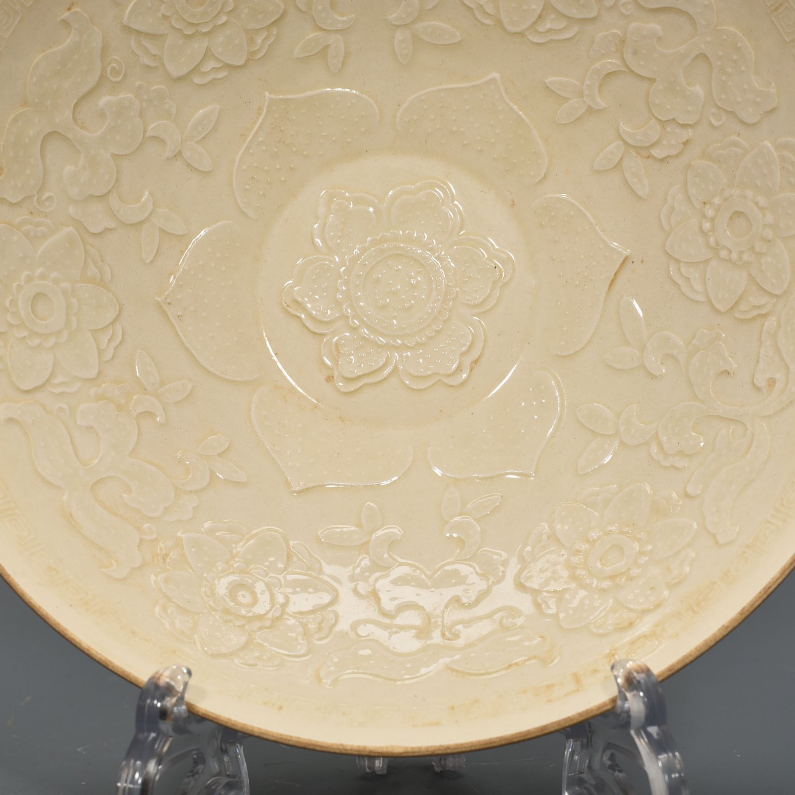 Song Dynasty Ding kiln carved flower pattern bowl
