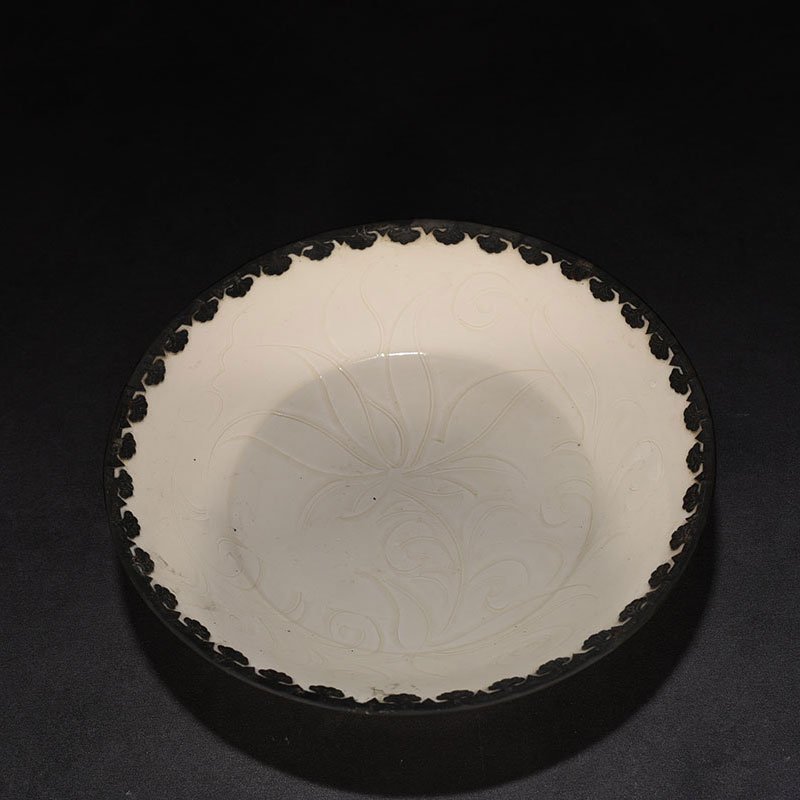 Song Dynasty Ding kiln carved flower pattern bowl