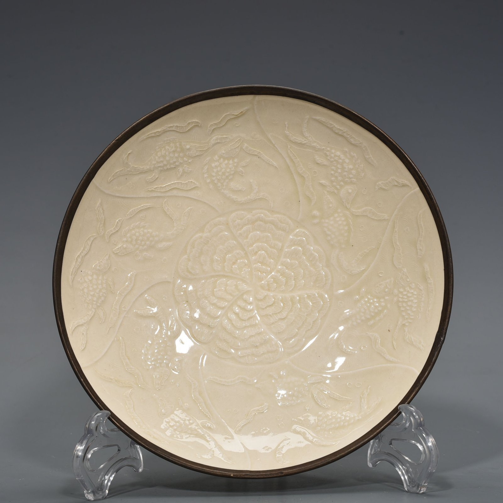 Song Dynasty Ding kiln carved fish and algae pattern plate