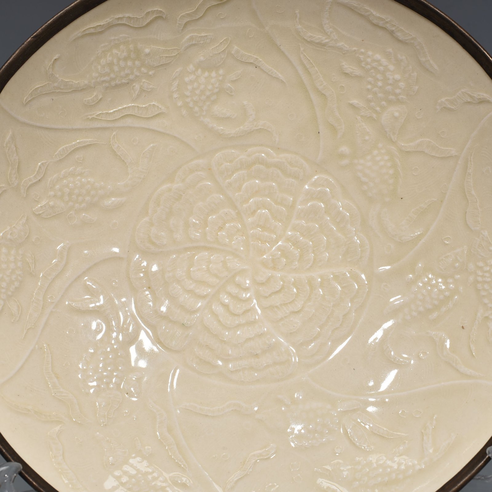 Song Dynasty Ding kiln carved fish and algae pattern plate