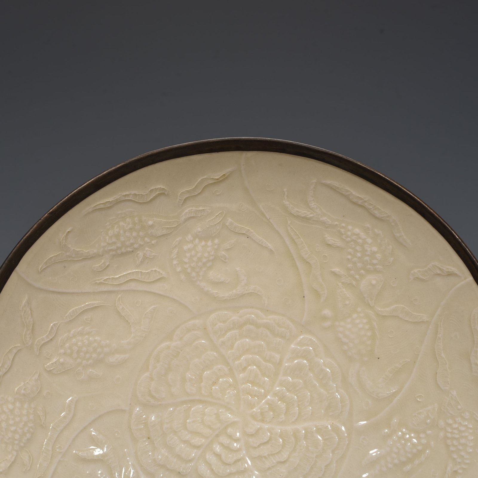 Song Dynasty Ding kiln carved fish and algae pattern plate
