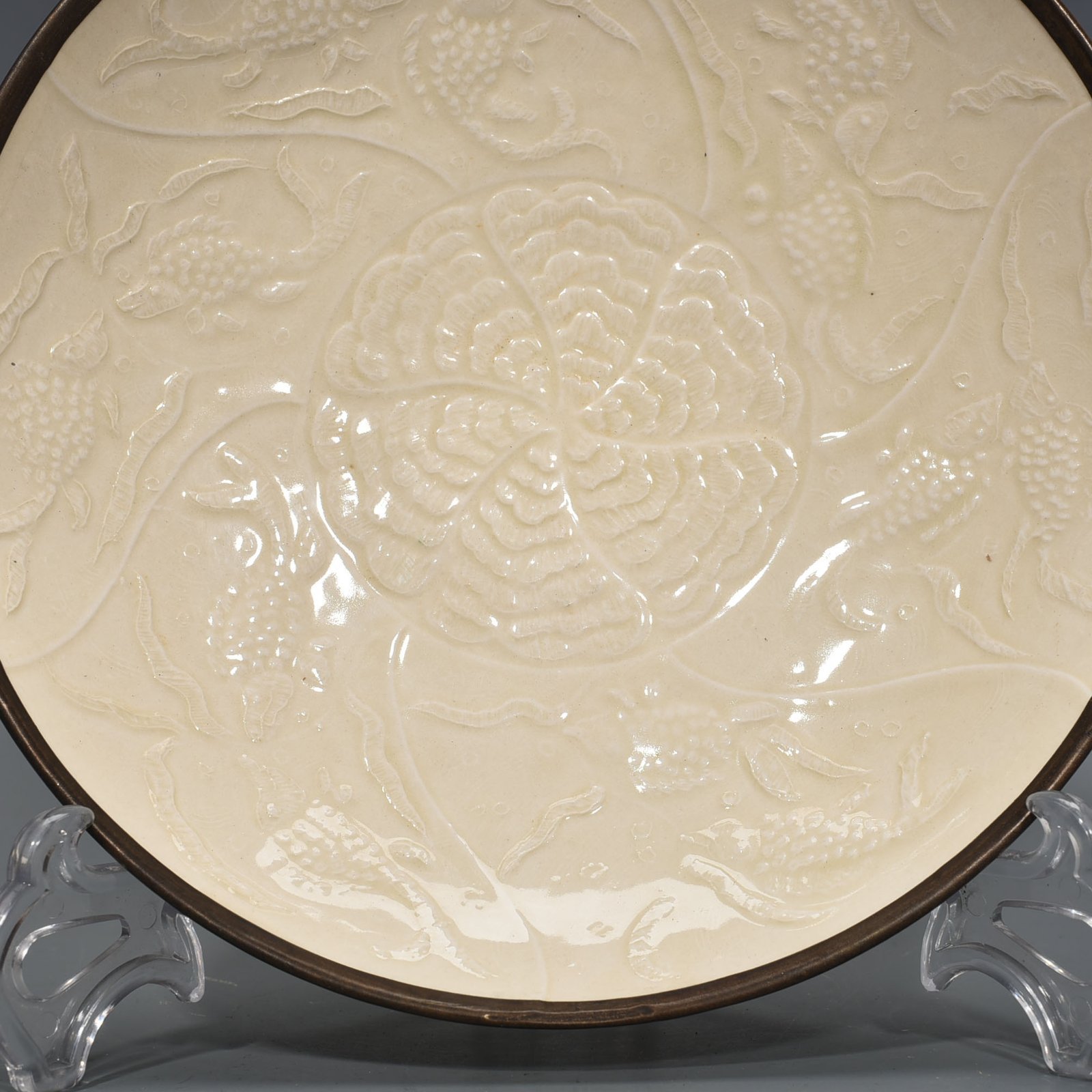 Song Dynasty Ding kiln carved fish and algae pattern plate