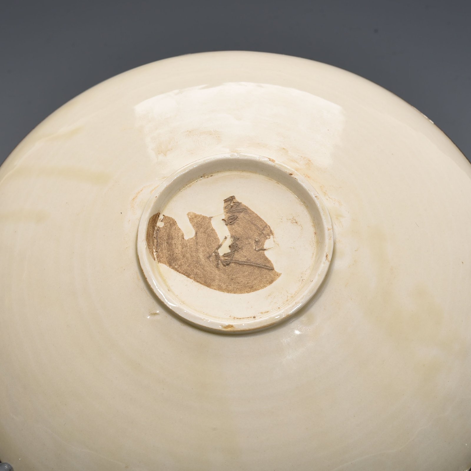 Song Dynasty Ding kiln carved fish and algae pattern plate