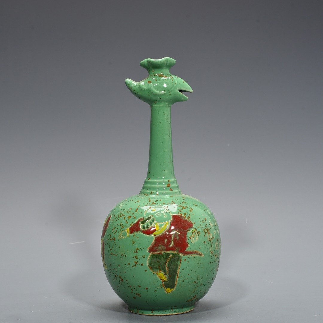 Song Dynasty Ding kiln style green glaze engraved with baby playing pattern and phoenix head pot