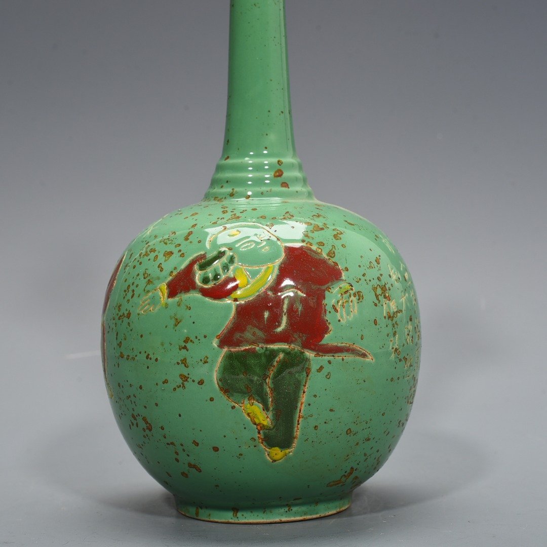 Song Dynasty Ding kiln style green glaze engraved with baby playing pattern and phoenix head pot