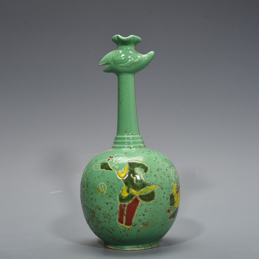Song Dynasty Ding kiln style green glaze engraved with baby playing pattern and phoenix head pot