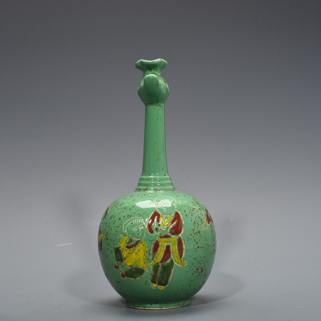 Song Dynasty Ding kiln style green glaze engraved with baby playing pattern and phoenix head pot