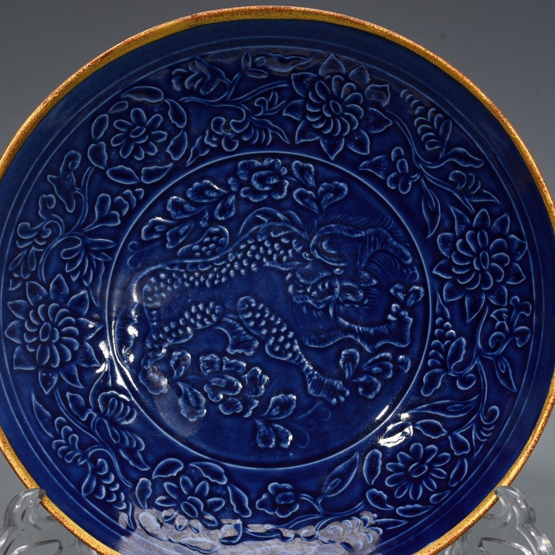 Song Dynasty Ding Kiln blue glaze engraved Kirin flower pattern plate inlaid with copper buckle