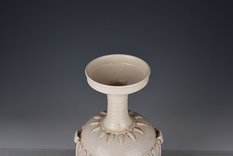 Song Dynasty Ding kiln embossed pattern vase, antique antique porcelain