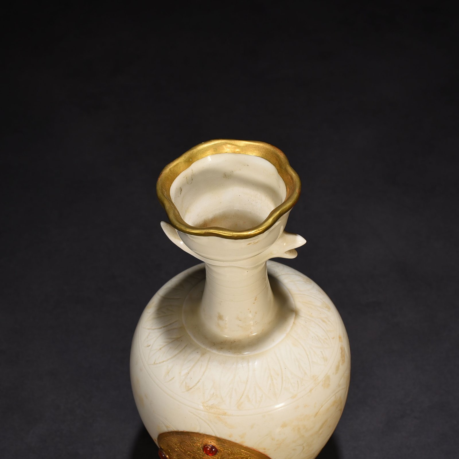 Song Dynasty Ding kiln gold and gem inlaid phoenix head pot