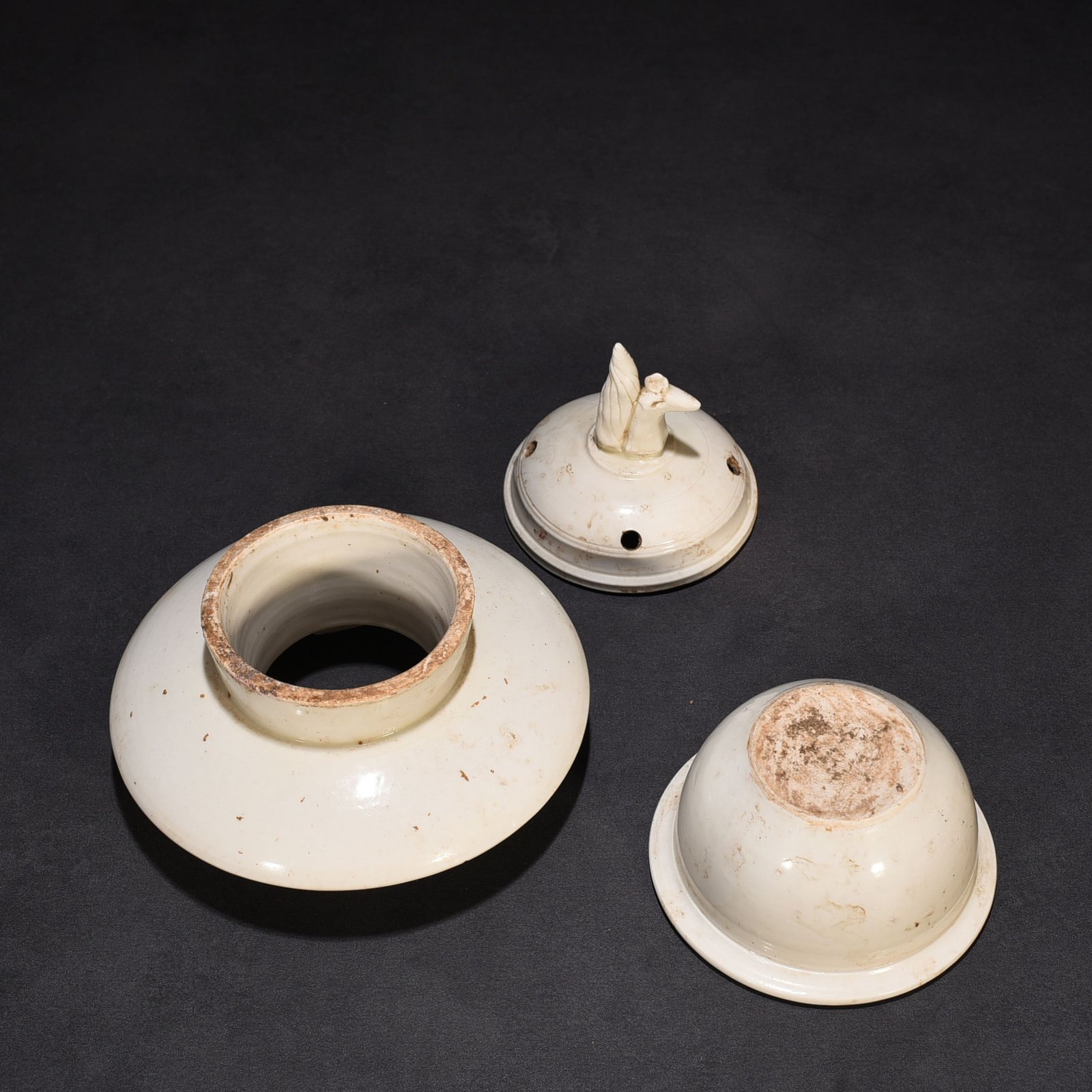 Song Dynasty Ding kiln hollow smoker