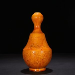 Song Dynasty Ding kiln yellow glaze carved garlic vase