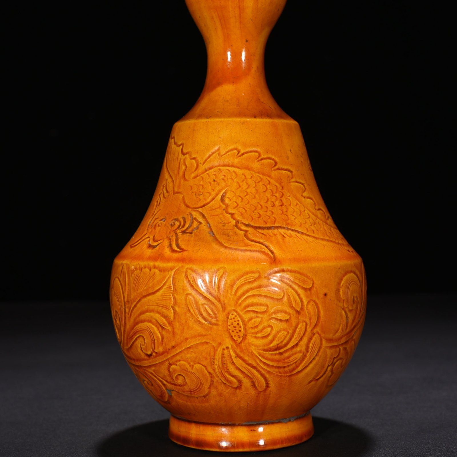Song Dynasty Ding kiln yellow glaze carved garlic vase