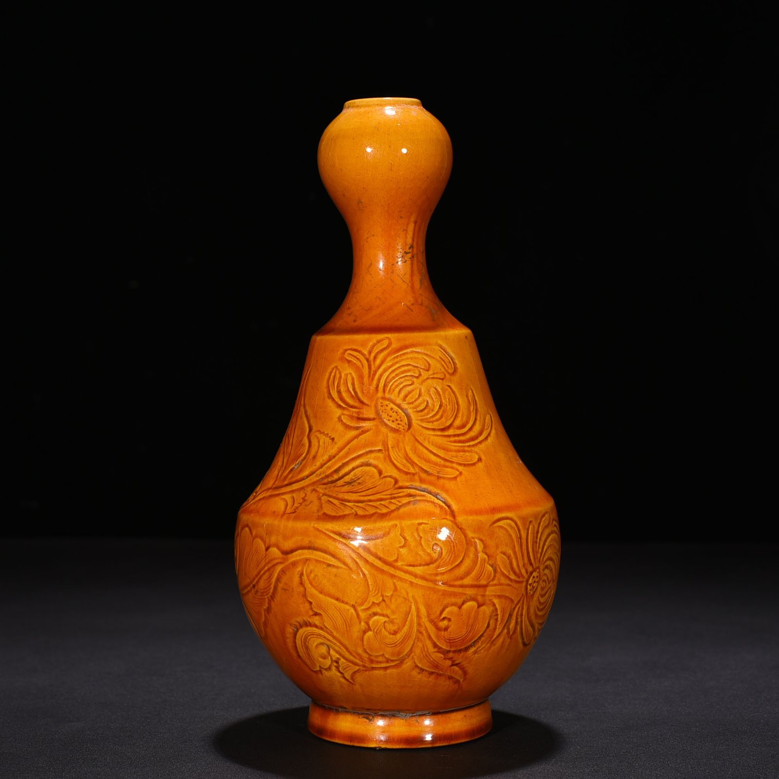 Song Dynasty Ding kiln yellow glaze carved garlic vase