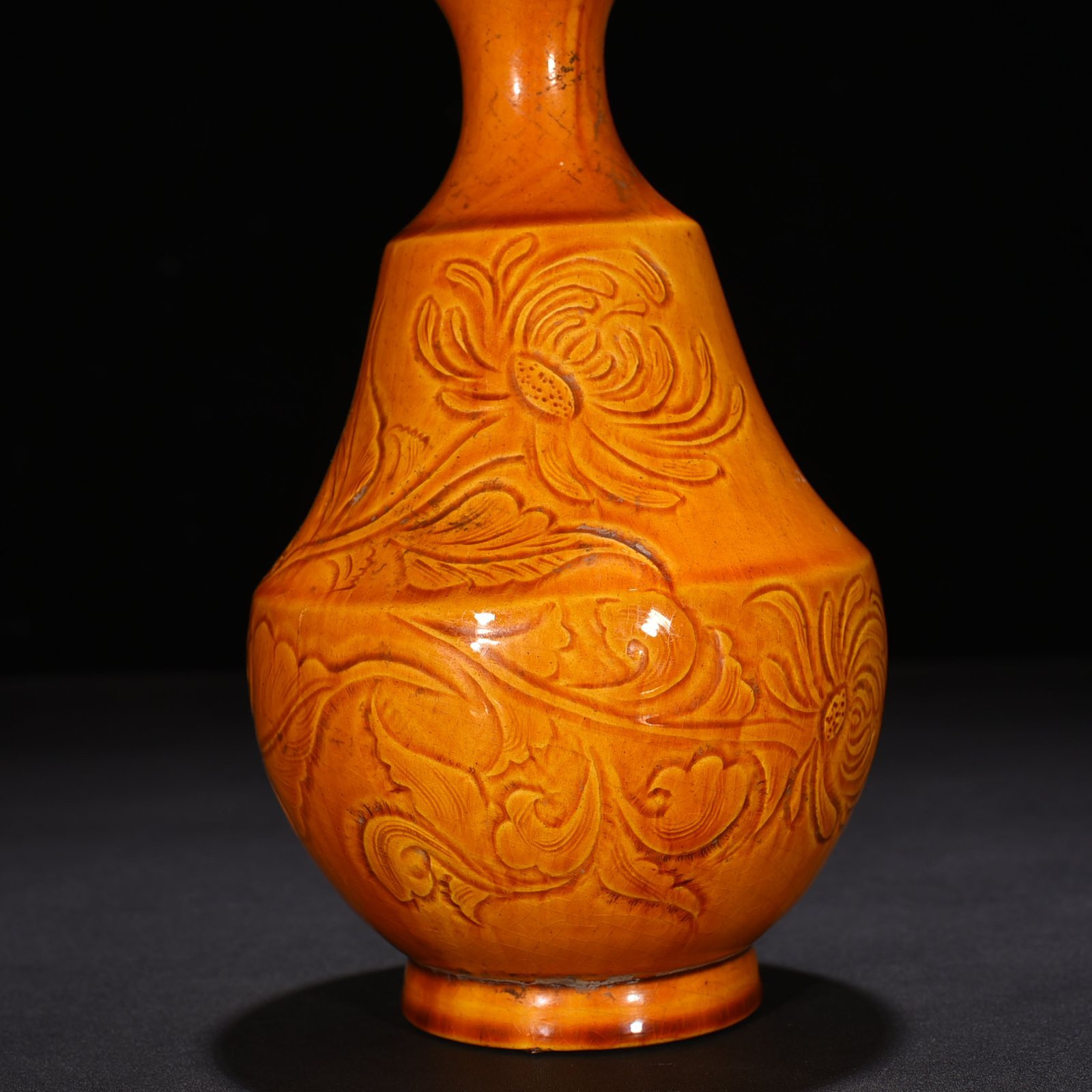 Song Dynasty Ding kiln yellow glaze carved garlic vase