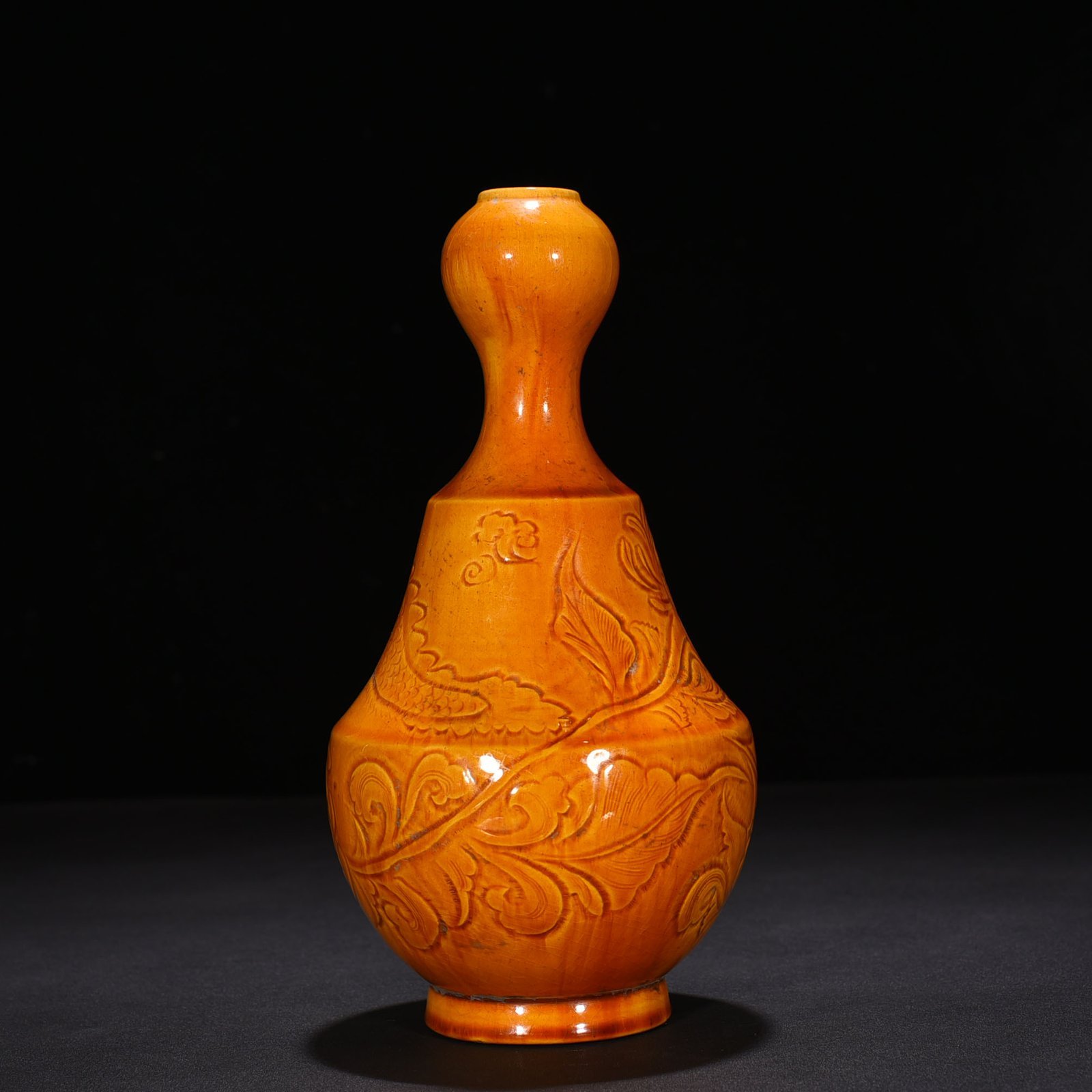 Song Dynasty Ding kiln yellow glaze carved garlic vase