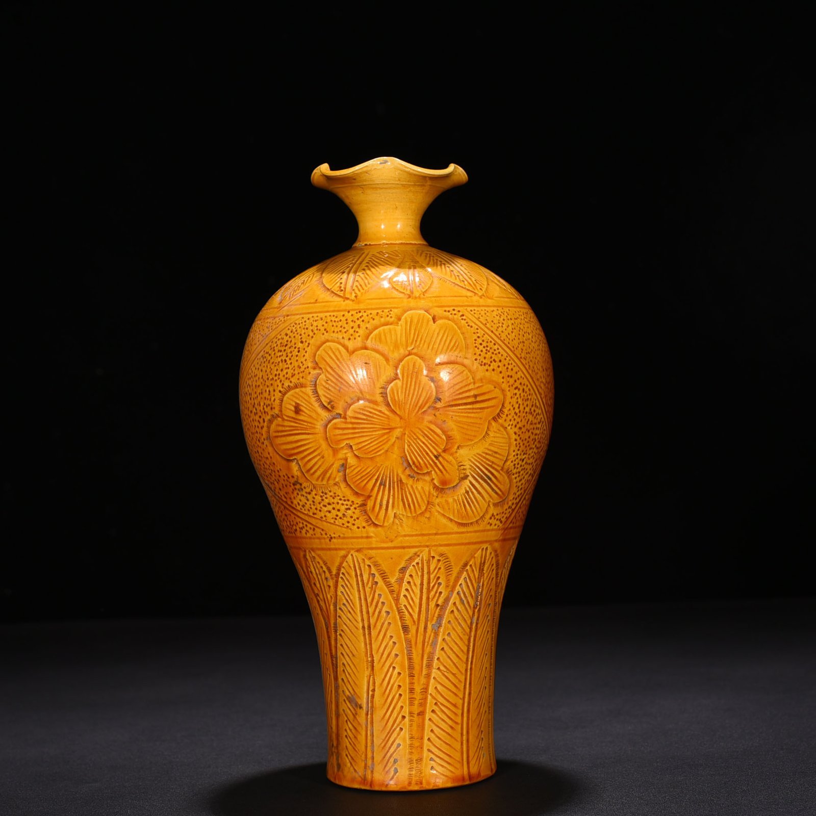 Song Dynasty Ding kiln yellow glaze Shang Pharmacy Bureau style engraved flower pattern plum vase