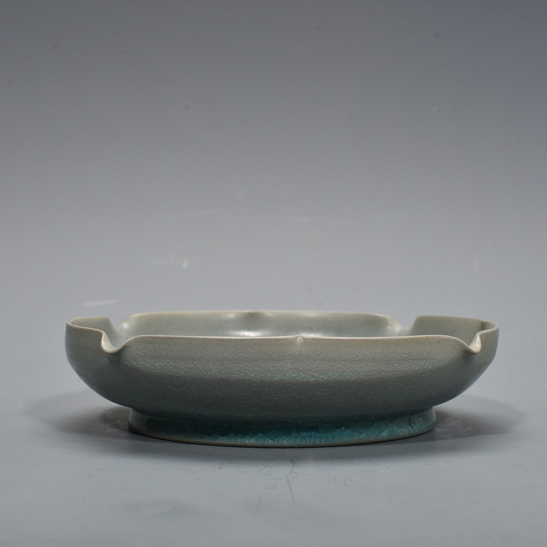 Song Dynasty Ru Kiln ice crack carving four beauties figure pattern sunflower wash